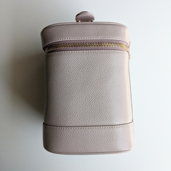 SOLD. Chanel Vintage Vanity Case - Picture 5 of 16